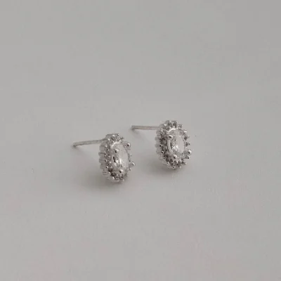 Brinco Zircônia Oval Com Cravejo Cristal 10mm
