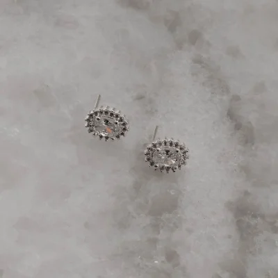 Brinco Zircônia Oval Com Cravejo Cristal 10mm