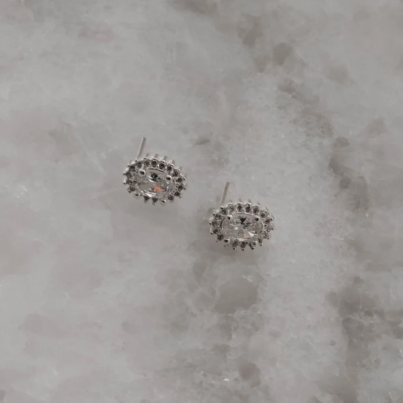Brinco Zircônia Oval Com Cravejo Cristal 10mm
