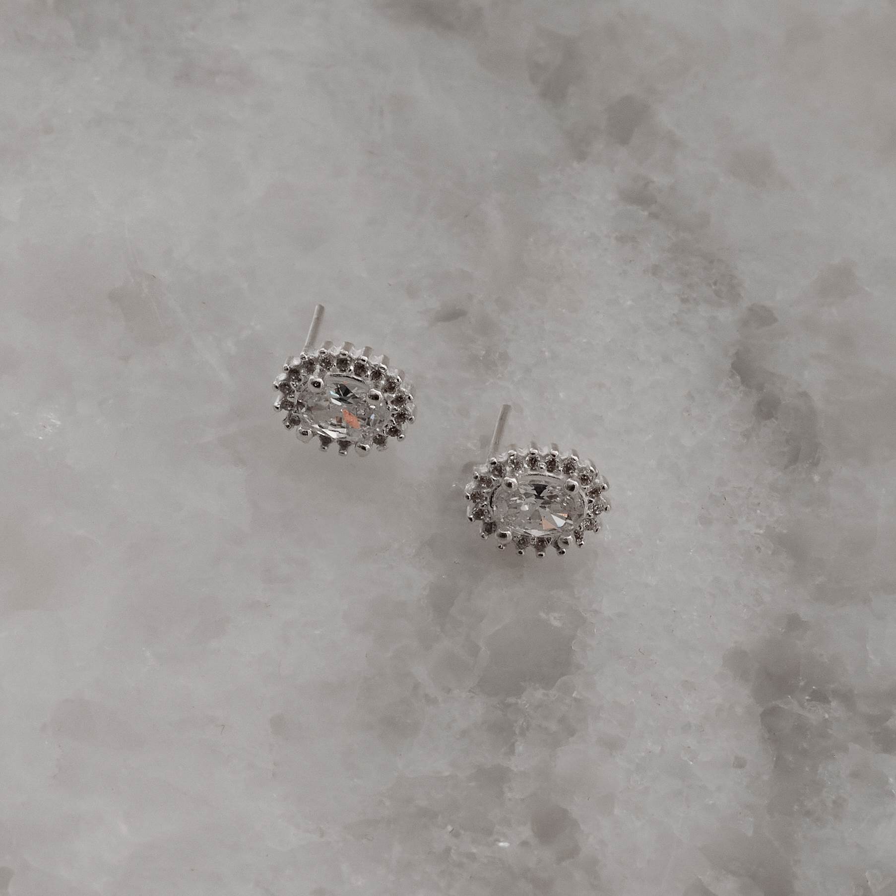 Brinco Zircônia Oval Com Cravejo Cristal 10mm
