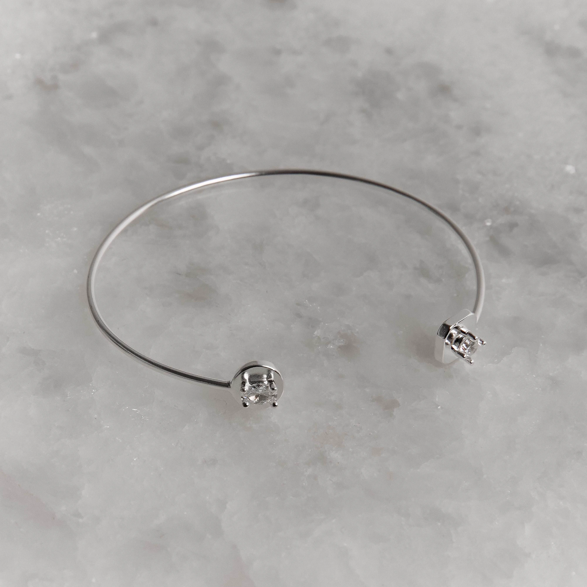 Bracelete 2 Zircônias Redonda e Oval Regulável