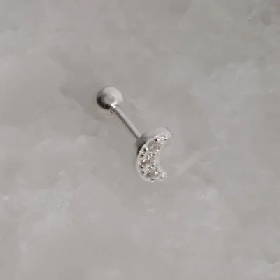 Piercing Haste Lua Cravejada 5mm Orelha Direita