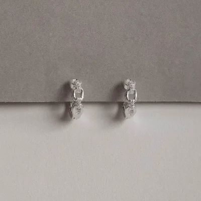 Argola Click Corrente com Zircônias 10mm Detalhe Coração Vazado