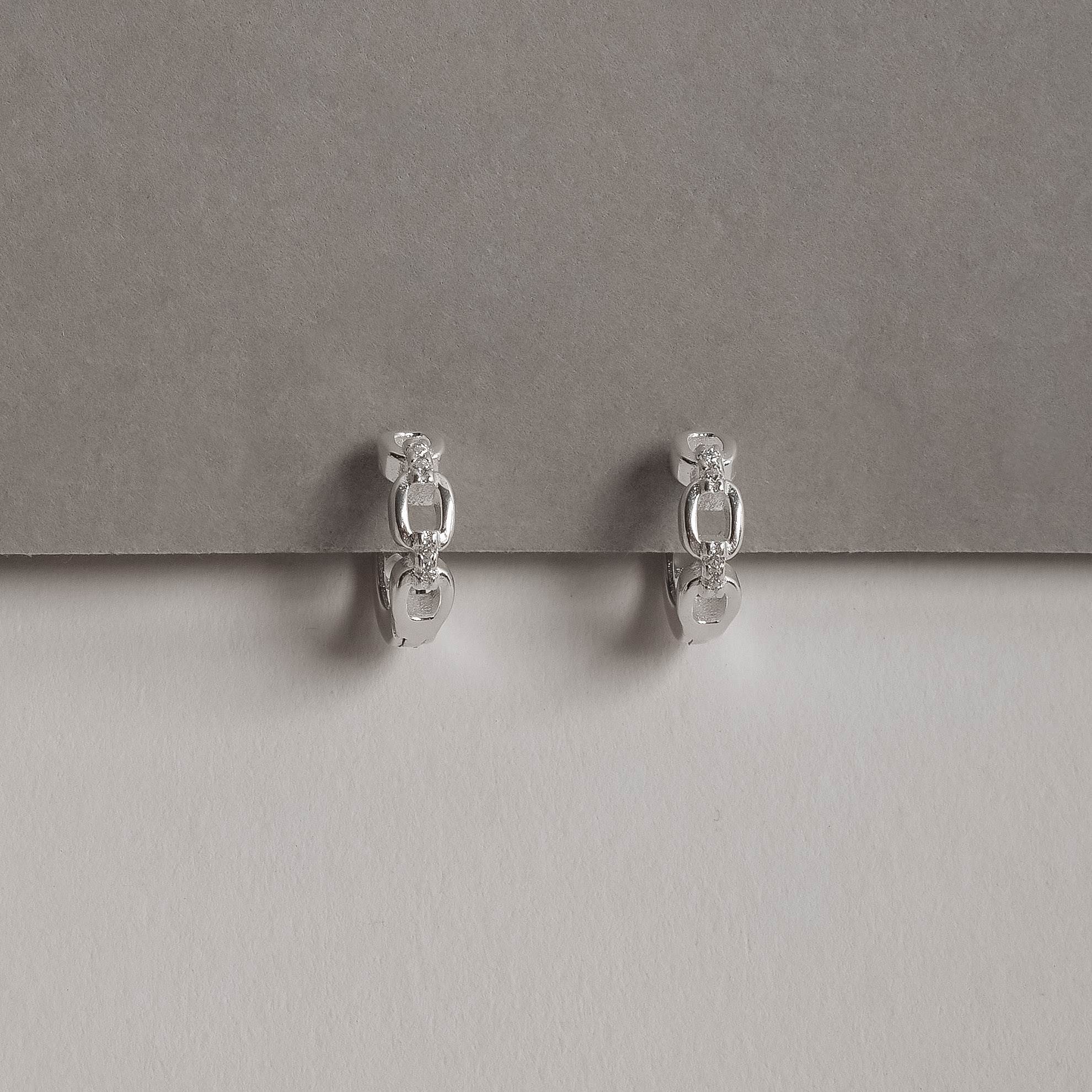 Argola Click Corrente com Zircônias 10mm Detalhe Coração Vazado
