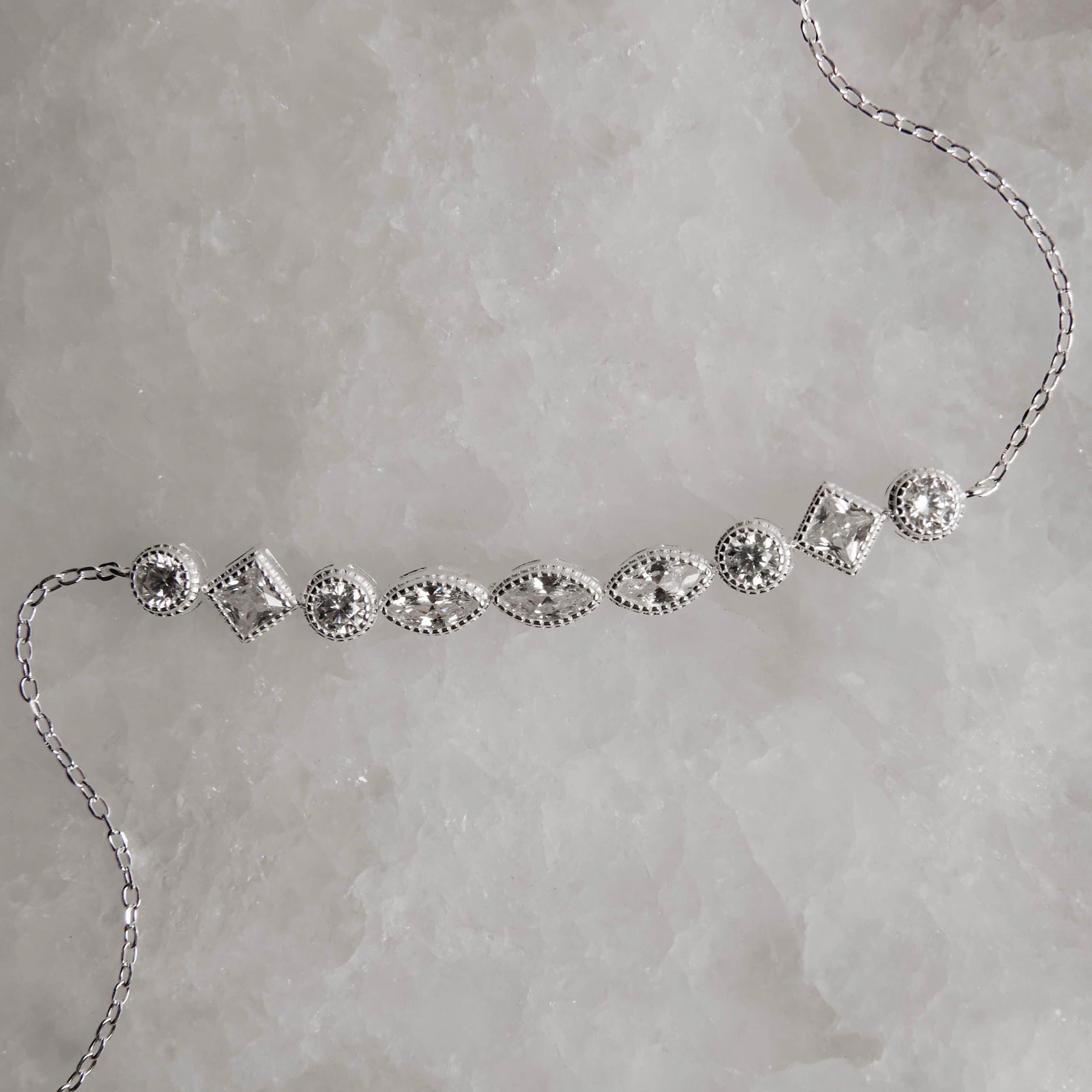 Pulseira Entremeio Zircônias Redonda, Losango e Navete Corrente Cadeado 16+5cm